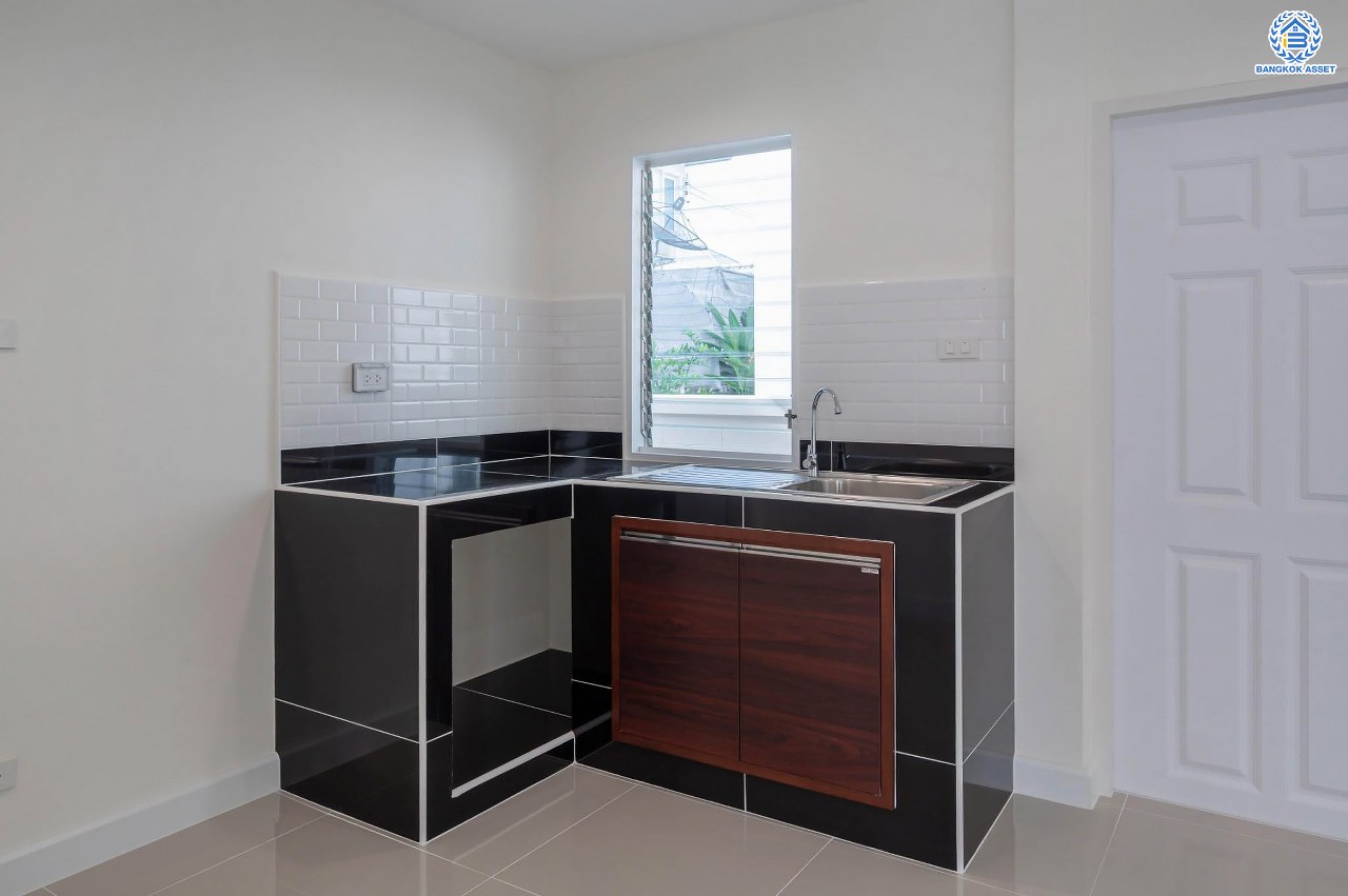 บ้านมือสองตกแต่งใหม่ โครงการ ชวนชื่นโมดัส ราชพฤกษ์-ท่าอิฐ เนื้อที่กว่า 57.8 ตร.ว. พร้อมฟังก์ชัน 3 ห้องนอน 2 ห้องน้ำ จอดรถได้ 2 คัน บนทำเลศักยภาพ เชื่อมต่อถนนรัตนาธิเบศร์ และถนนราชพฤกษ์ ทำเลใจกลาง 2 เซ็นทรัล ใกล้รถไฟฟ้า "สถานีบางรักน้อยท่าอิฐ"